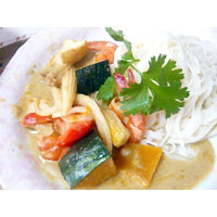 海老と夏野菜のグリーンカレーそうめん