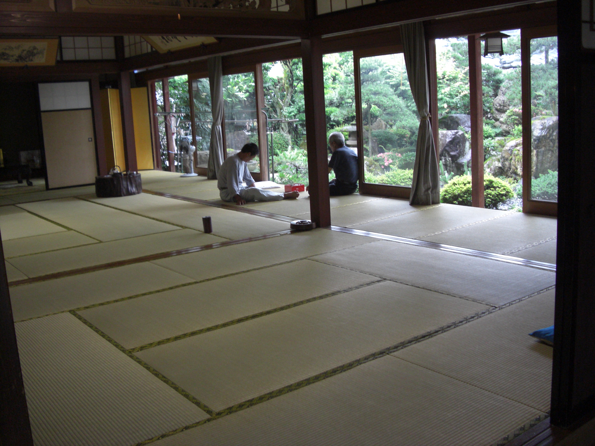 更に奥に和室が二間